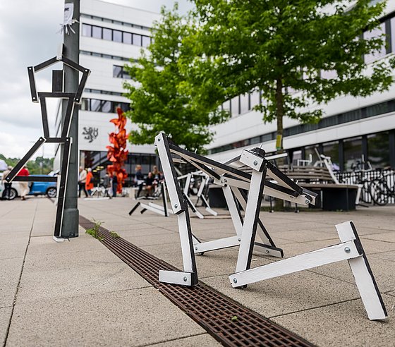 Kunstobjekt vor Gebäude VW