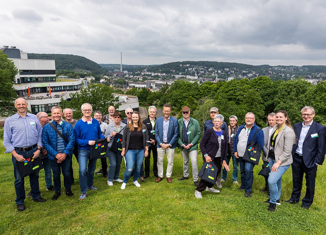 Gruppenfoto der Teilnehmer*innen des 1. Alumni-Treffens auf dem Flügelhügel der Bergischen Uni