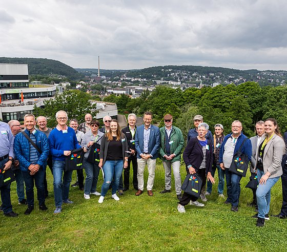 Gruppenfoto der Teilnehmer*innen des 1. Alumni-Treffens auf dem Flügelhügel der Bergischen Uni