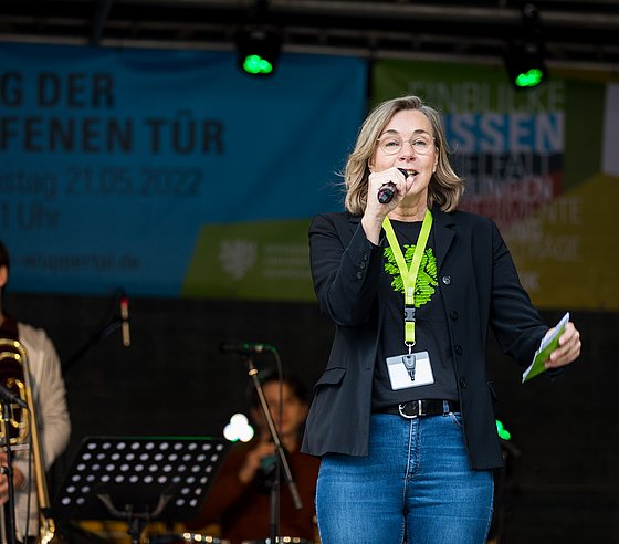 Eröffnung des Tages der offenen Tür auf der Bühne vor Gebäude B