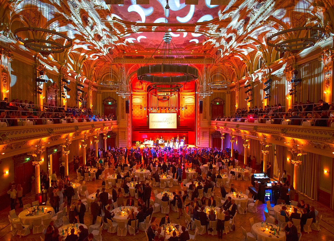 Blick in den Großen Saal der Stadthalle mit feiernden Menschen